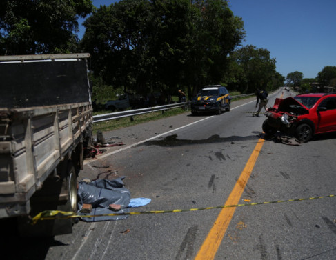 Ciclista morre atropelado por caminhão na BR 101, em Campos (Foto: Genilson Pessanha)