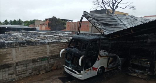 Inc�ndio na garagem da S�o Salvador (Foto: Genilson Pessanha)