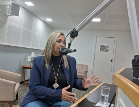 Elaine Le&atilde;o no Folha no Ar