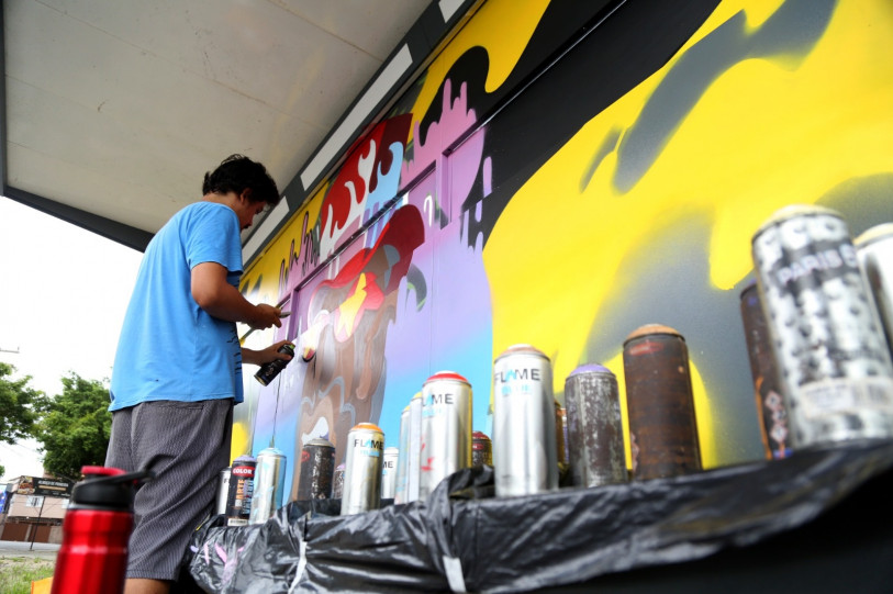 Grafites em ponto de &ocirc;nibus de Campos