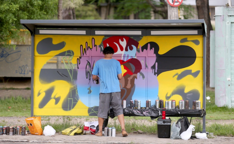 Grafites em ponto de &ocirc;nibus de Campos