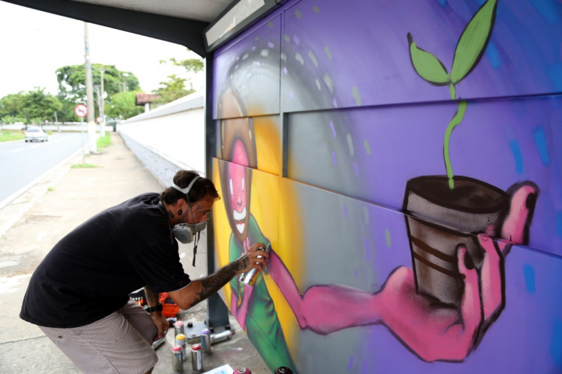 Grafites em ponto de &ocirc;nibus de Campos