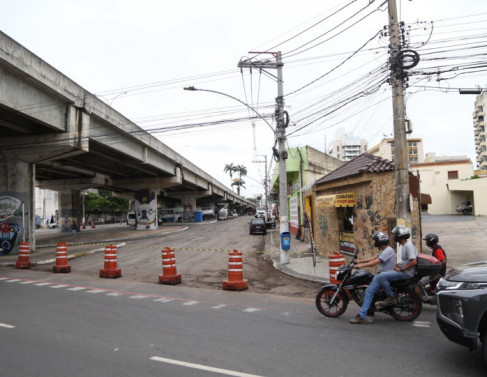 Obras de recapeamento na rua Hellion P�voa (Fotos: Genilson Pessanha)