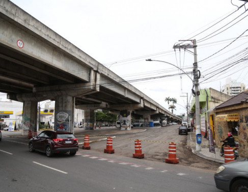 Obras de recapeamento na rua Hellion P�voa (Fotos: Genilson Pessanha)