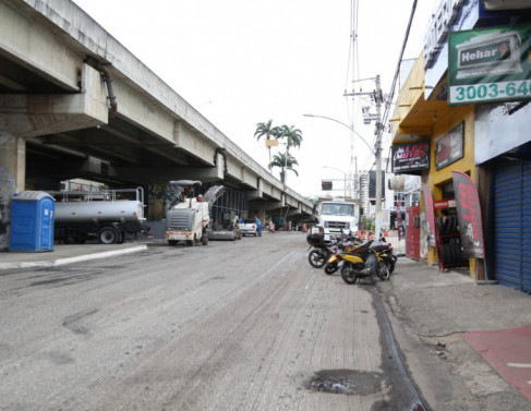 Obras de recapeamento na rua Hellion P�voa (Fotos: Genilson Pessanha)