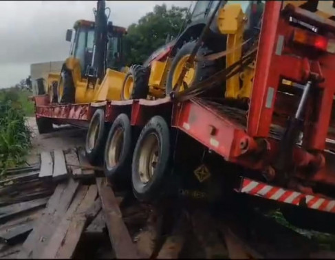 Carreta presa em ponte de madeira, na estrada do Ara&ccedil;&aacute; 