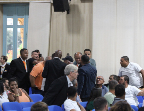 Sessão é encerrada na Câmara por motivo de segurança após nova confusão da  LOA Folha1 - Política