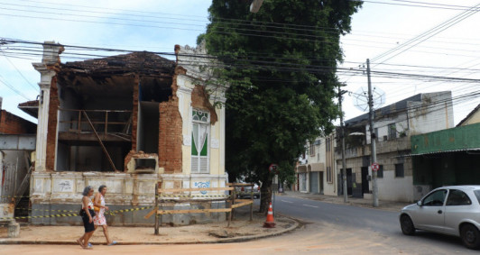 Parte da fachada desabou (Fotos: Genilson Pessanha)