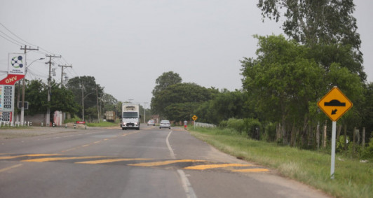 Sinaliza&ccedil;&atilde;o horizontal e vertical &eacute; inicialmente colocada na RJ 216 ap&oacute;s mat&eacute;ria da Folha 