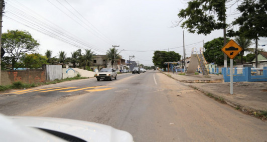 Sinaliza&ccedil;&atilde;o horizontal e vertical &eacute; inicialmente colocada na RJ 216 ap&oacute;s mat&eacute;ria da Folha 