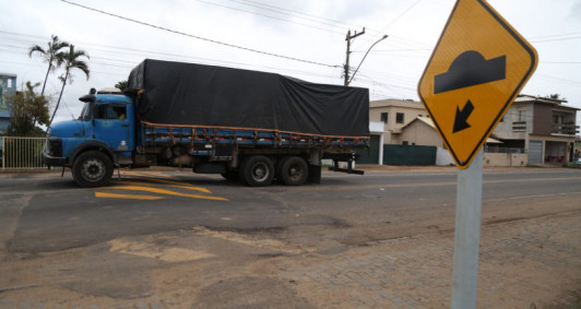 Sinaliza&ccedil;&atilde;o horizontal e vertical &eacute; inicialmente colocada na RJ 216 ap&oacute;s mat&eacute;ria da Folha 