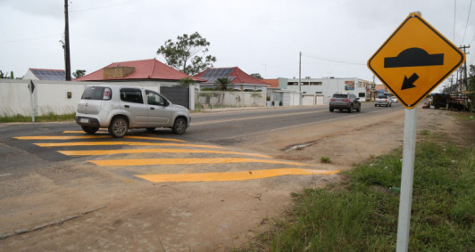 Sinaliza&ccedil;&atilde;o horizontal e vertical &eacute; inicialmente colocada na RJ 216 ap&oacute;s mat&eacute;ria da Folha 