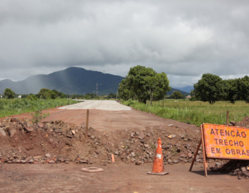 Obras na estrada dos ceramistas est�o paradas