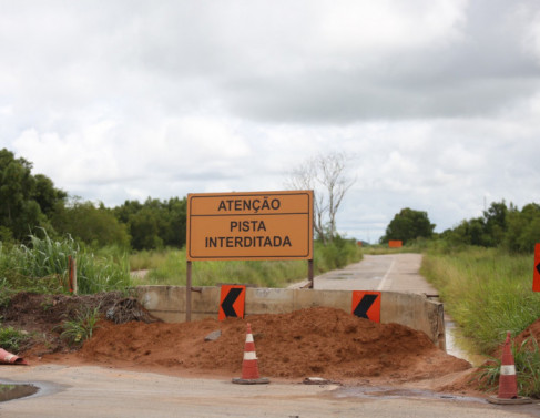Obras na estrada dos ceramistas est�o paradas