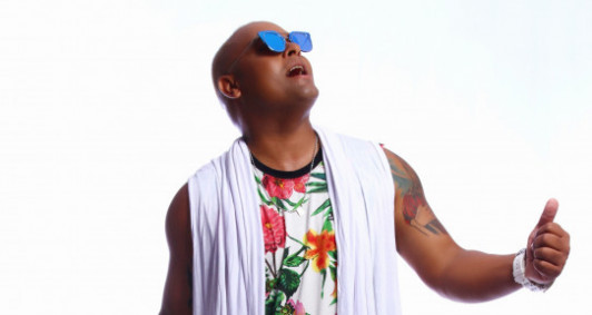 No comando do trio no Farol, Paulynho Badaloka