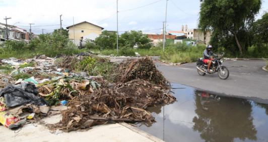 Entulho jogado em terreno próximo a nova pista no Parque Rodoviário