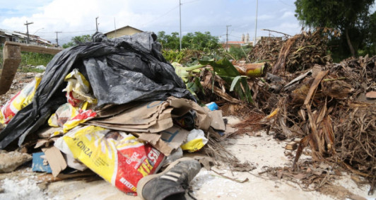 Entulho jogado em terreno próximo a nova pista no Parque Rodoviário