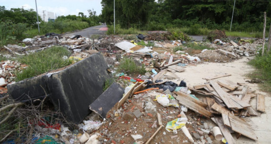 Entulho jogado em terreno próximo a nova pista no Parque Rodoviário