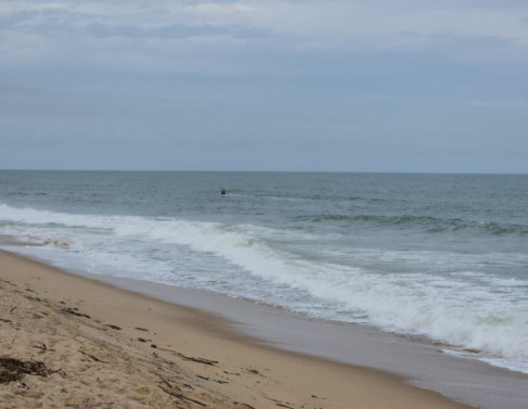 Bombeiros buscam por jovem que desapareceu no mar de Farol