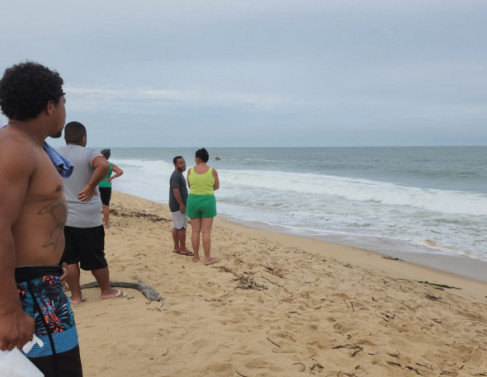 Bombeiros buscam por jovem que desapareceu no mar de Farol