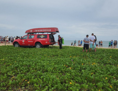 Bombeiros buscam por jovem que desapareceu no mar de Farol