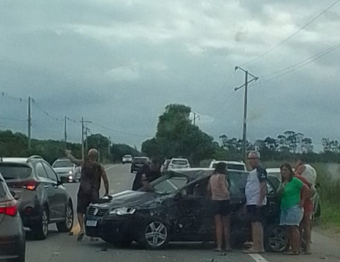 Colis�o entre carros deixa quatro pessoas feridas, na BR 356