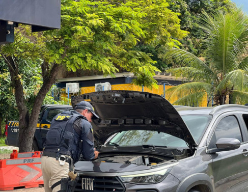 Homem preso com carro roubado na BR 101