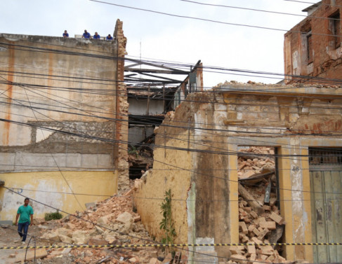 Prefeitura segue com demolio do Hotel Flvio 