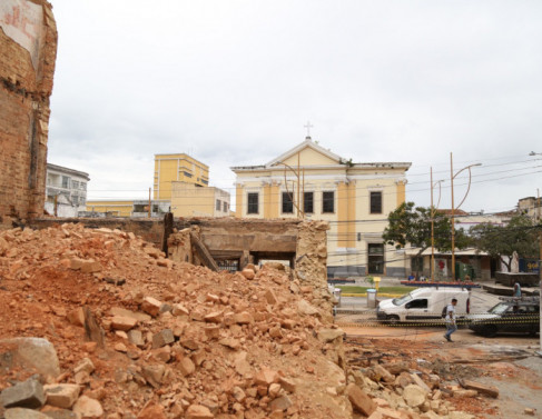 Prefeitura segue com demolio do Hotel Flvio 