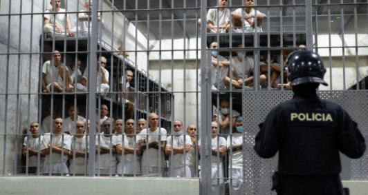Megaprisão em El Salvador - líderes das principais gangues do país presos e encarceramento em massa. 