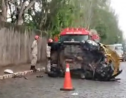 Mulher fica ferida ap&oacute;s atingir poste e tombar ve&iacute;culo em SJB