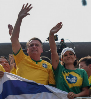 Jair Messias Bolsonaro e Michelle Bolsonaro, na Avenida Paulista neste domingo (25).