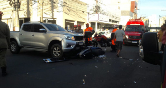 Colis&atilde;o entre caminhonete e moto na Bar&atilde;o de Miracema