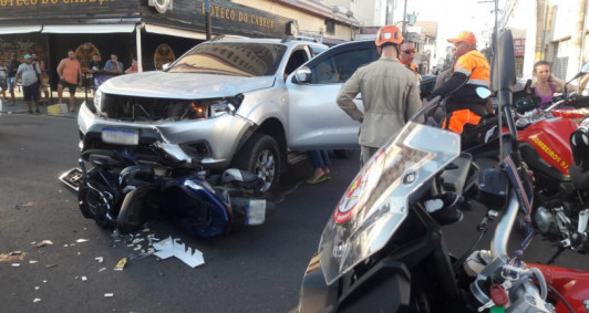 Acidente entre caminhonete e moto deixa motociclista ferido