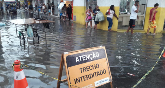 Rua Barão do Amazonas com Formosa alagada
