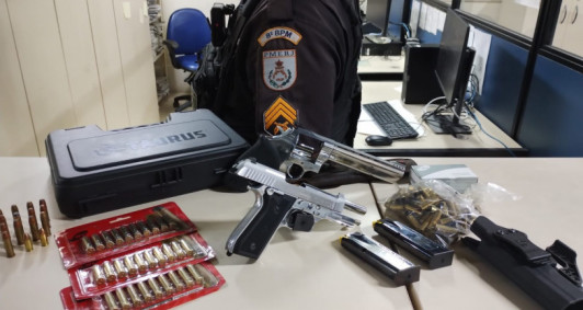 Material apreendido na casa de suspeito de atirar contra ex, em Travessão