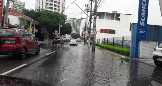 Chuva com menos de uma hora alaga região da Pelinca e Parque Rosário