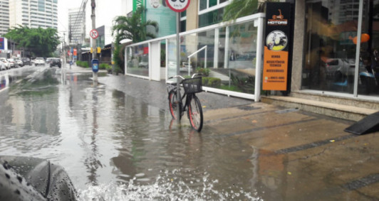 Chuva com menos de uma hora alaga região da Pelinca e Parque Rosário