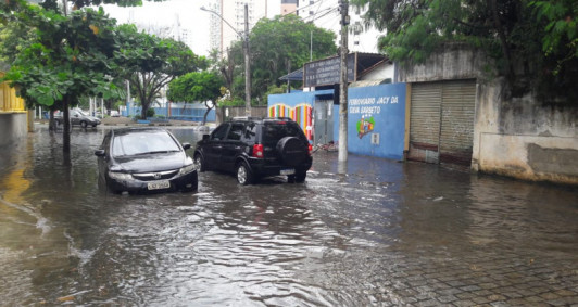 Chuva com menos de uma hora alaga região da Pelinca e Parque Rosário