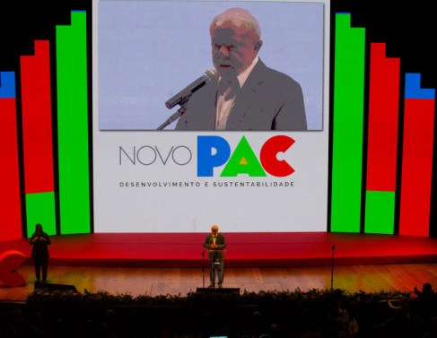 O presidente Lula durante o lançamento do Novo PAC, no Theatro Municipal do Rio de Janeiro (construção da capital que representaria o antigo Teatro Trianon em Campos, caso estivesse de pé)