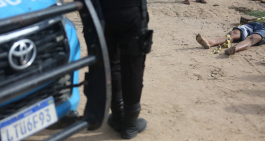 Suspeito foi morto a pauladas (Fotos: Rodrigo Silveira)