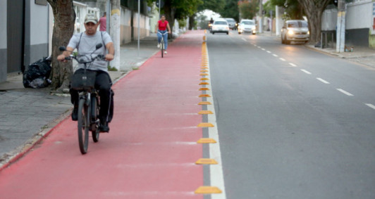 Ciclistas na ciclofaixa (Fotos: Rodrigo Silveira)