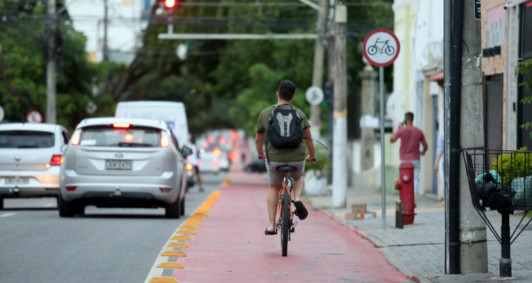 Ciclistas na ciclofaixa (Fotos: Rodrigo Silveira)
