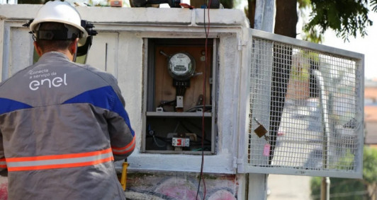 Funcionário da Enel faz reparo na rede elétrica  