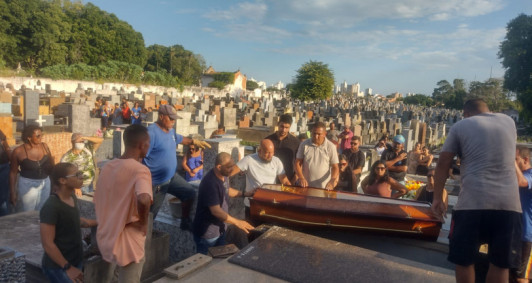 Sepultamento aconteceu no Caju (Fotos: Rodrigo Silveira)