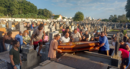 Sepultamento aconteceu no Caju (Fotos: Rodrigo Silveira)