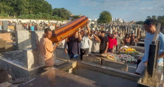 Sepultamento aconteceu no Caju (Fotos: Rodrigo Silveira)