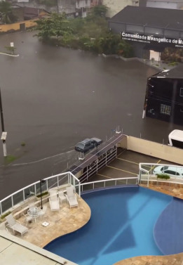 Ruas alagadas pela chuva em Macaé