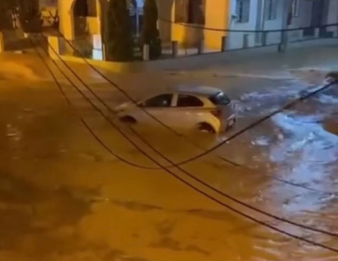 Carro foi arrastado pela água