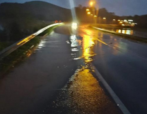 Pista coberta de água 